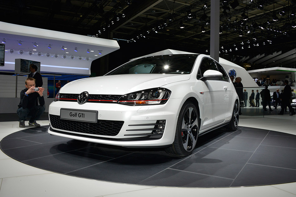 2013 Volkswagen Golf Front Angle