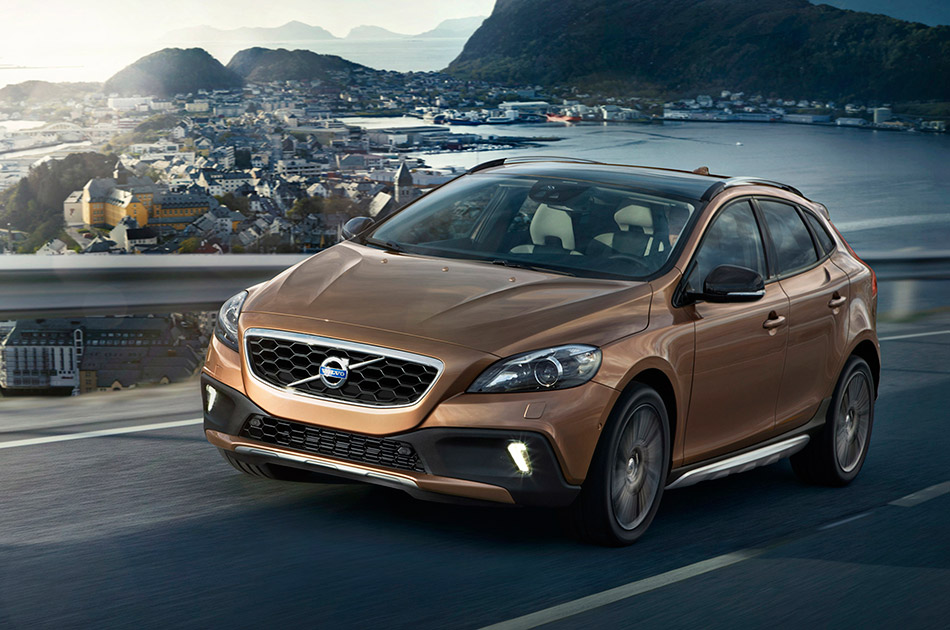 2013 Volvo V40 Cross Country Front Angle