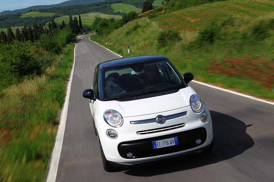 2014 Fiat 500L Front Angle