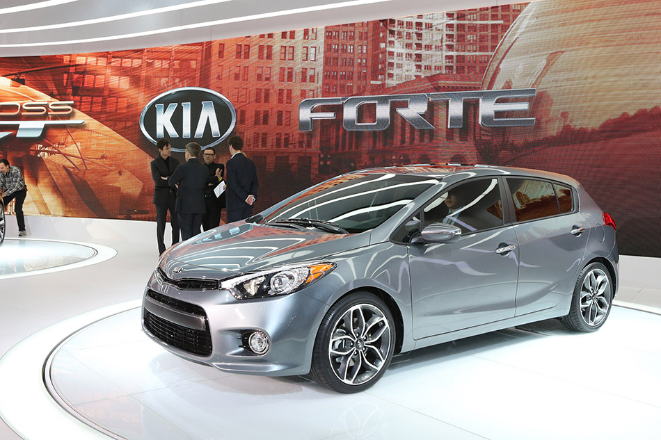 2014 Kia Forte 5-Door Front Angle