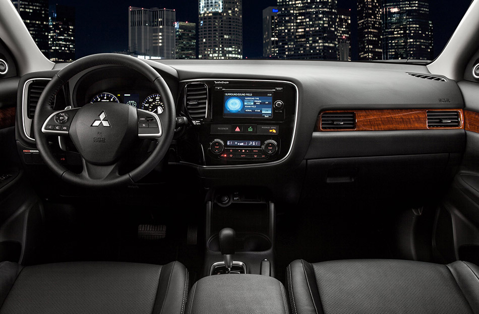 2014 Mitsubishi Outlander Front Angle