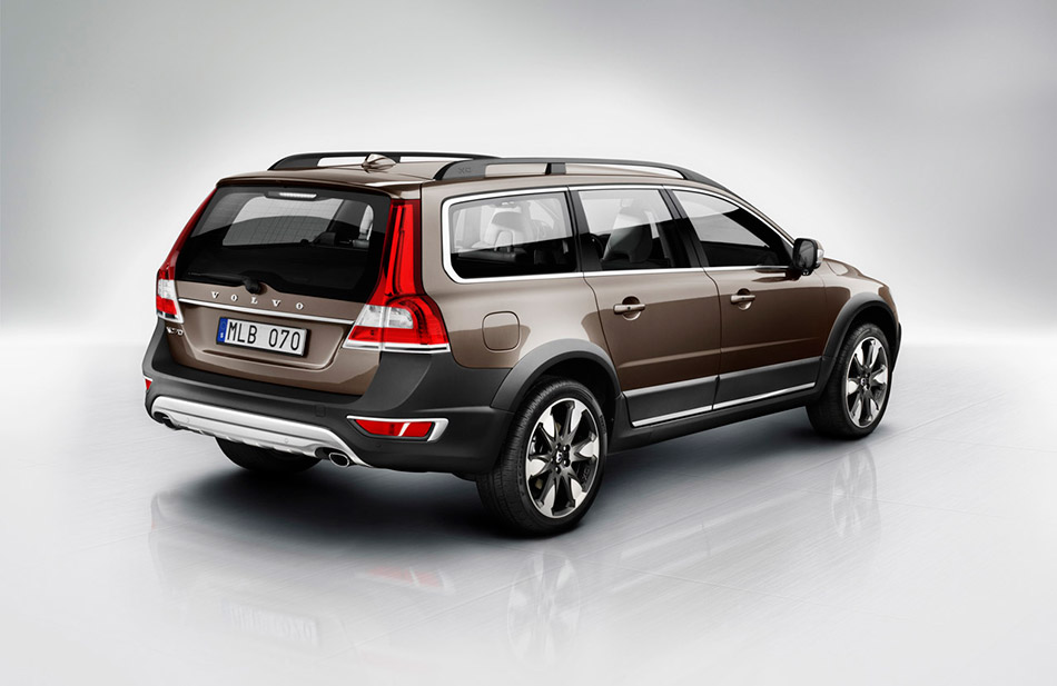 2014 Volvo XC70 Rear Angle