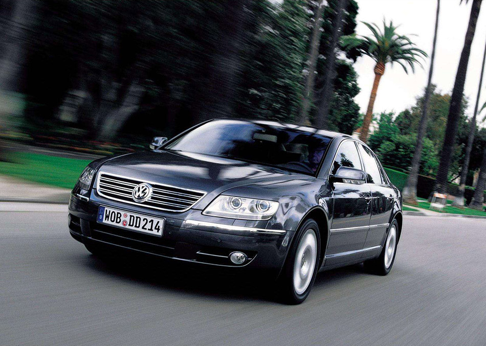 2002 Volkswagen Phaeton Front Angle