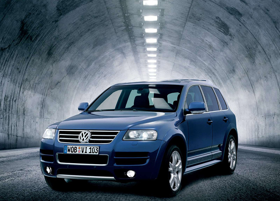 2004 Volkswagen Touareg W12 Sport Front Angle