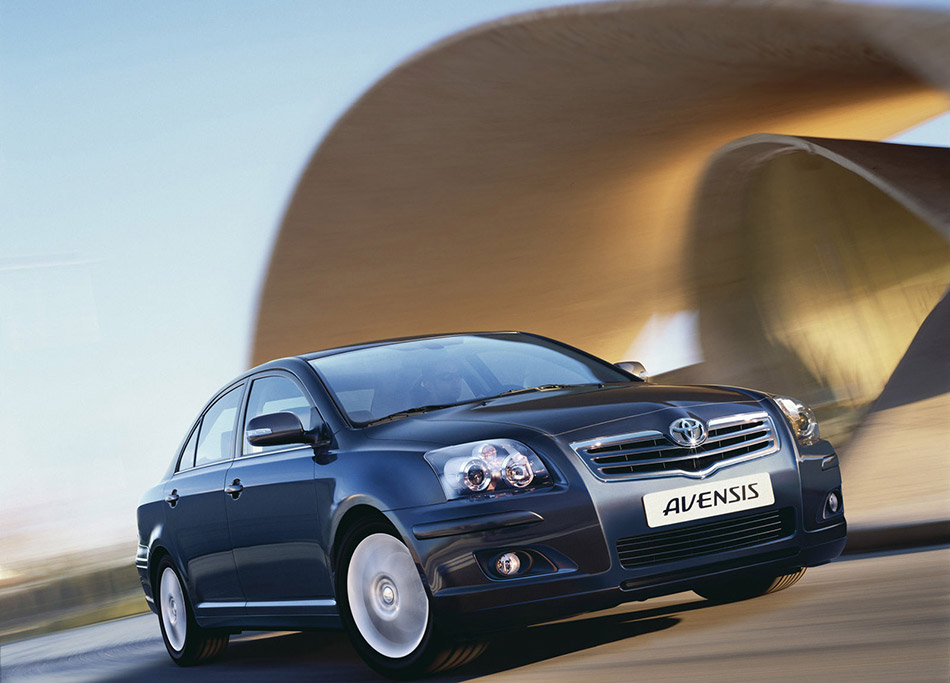 2005 Toyota Avensis Front Angle