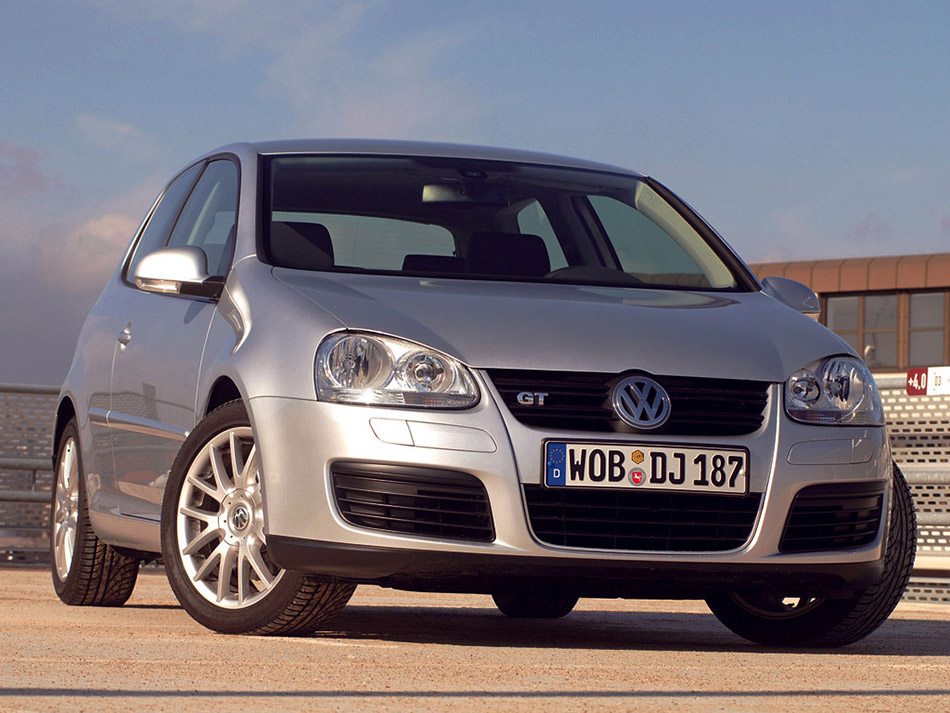 2006 Volkswagen Golf GT TDI Front Angle