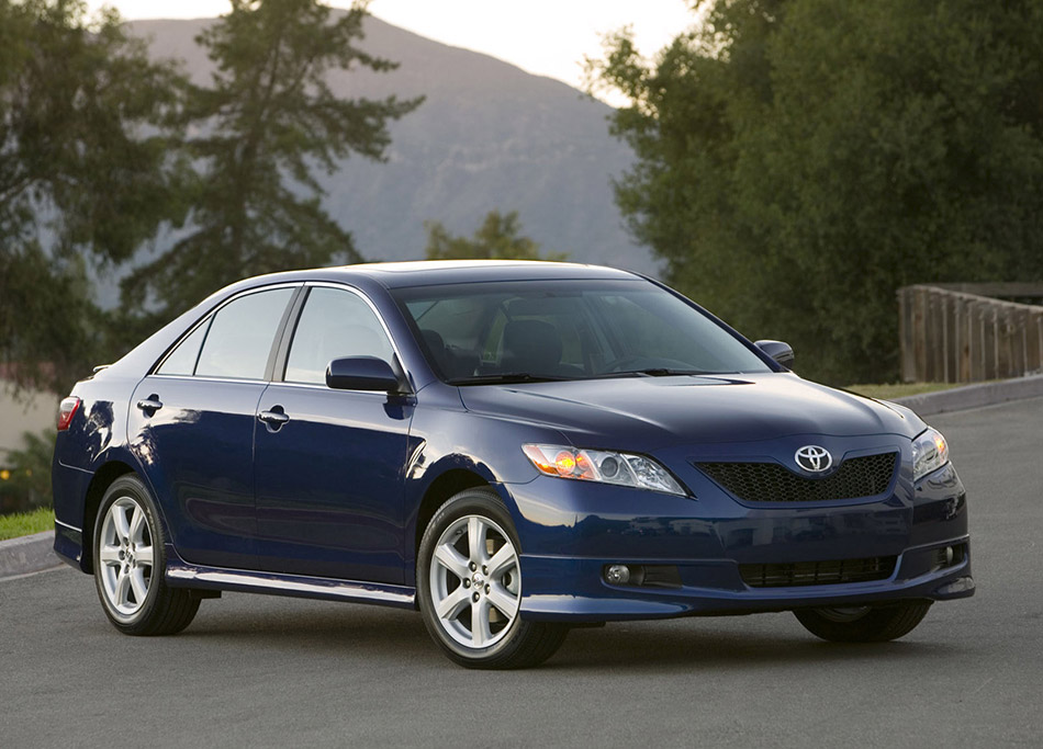 2007 Toyota Camry SE Front Angle