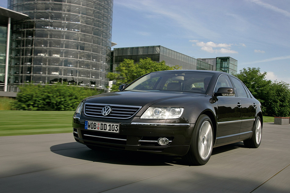 2007 Volkswagen Phaeton Front Angle