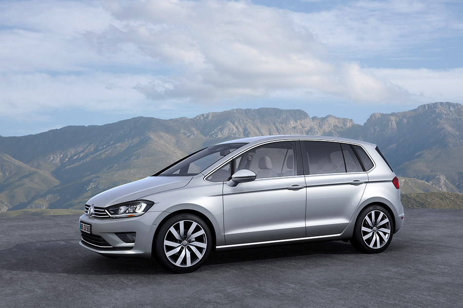 2013 Volkswagen Golf SportsVan Concept Front Angle