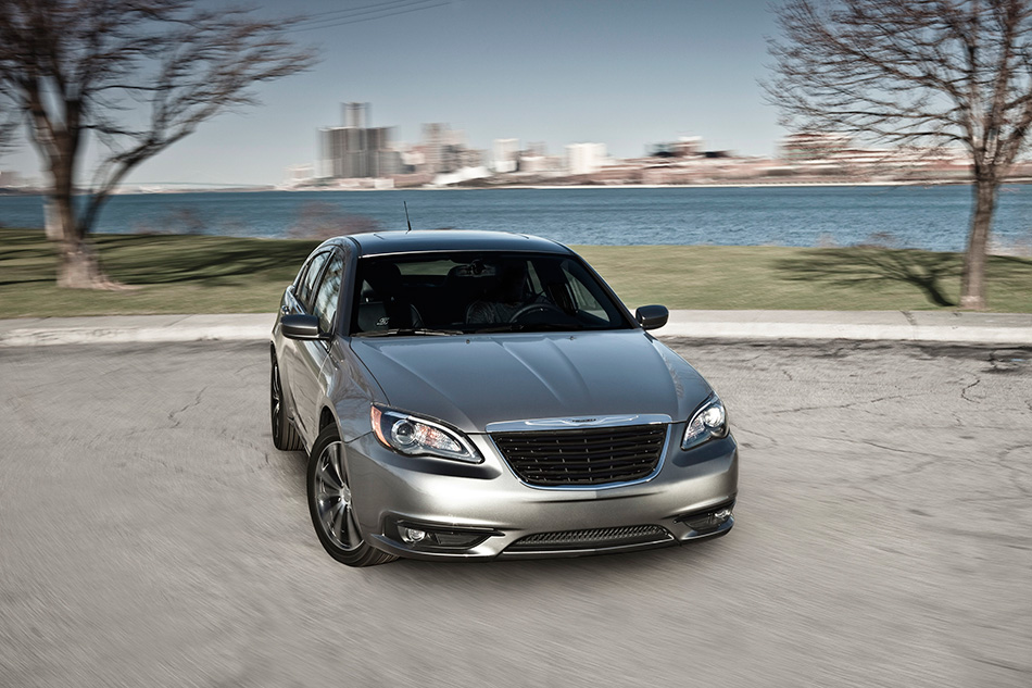 2014 Chrysler 200 Front Angle