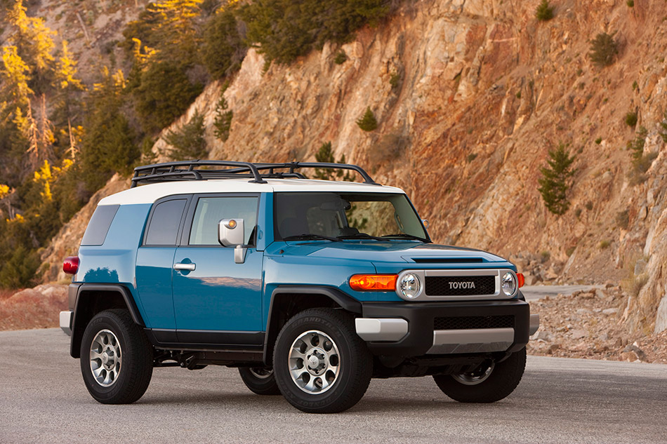 2014 Toyota FJ Cruiser Front Angle