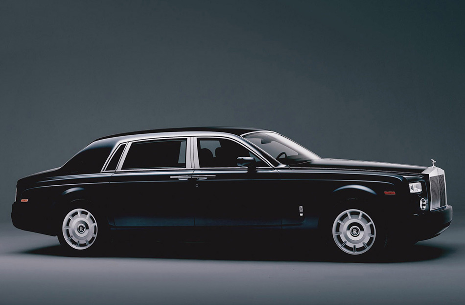 2005 Rolls-Royce Phantom Extended Wheelbase Front Angle