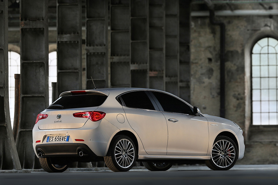 2014 Alfa Romeo Giulietta Rear Angle