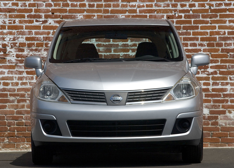 2007 Nissan Versa Hatchback Front Angle