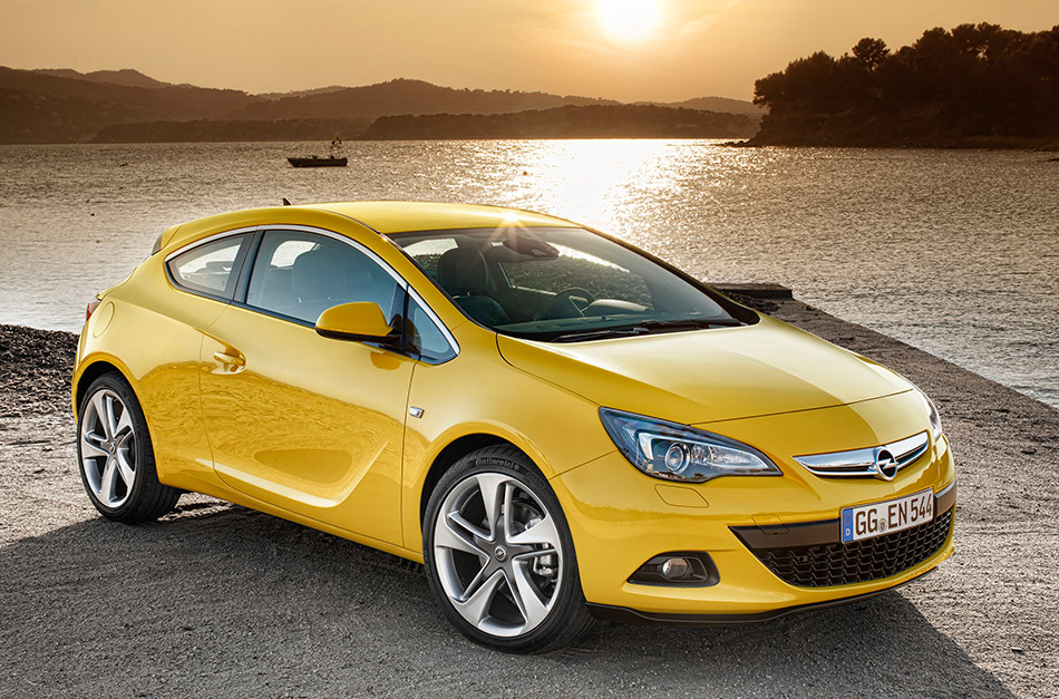 2013 Opel Astra GTC Front Angle