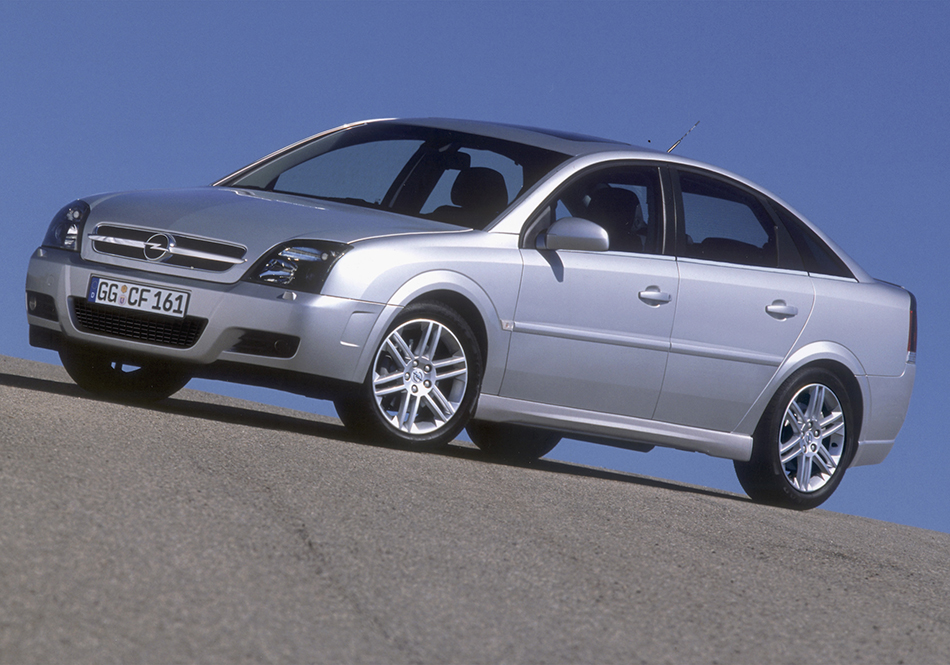 2002 Opel Vectra GTS Front Angle