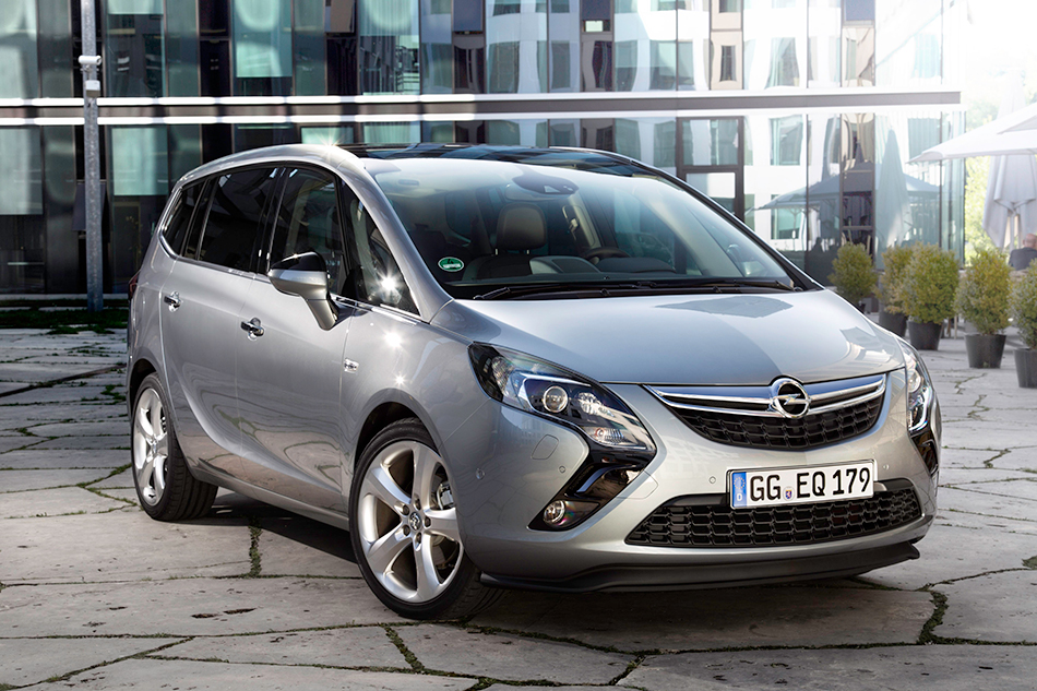 2011 Opel Zafira Tourer Front Angle