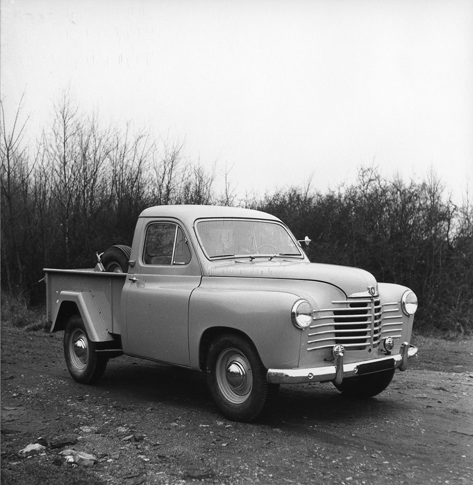 1950 Renault Colorale Pick-Up Front Angle