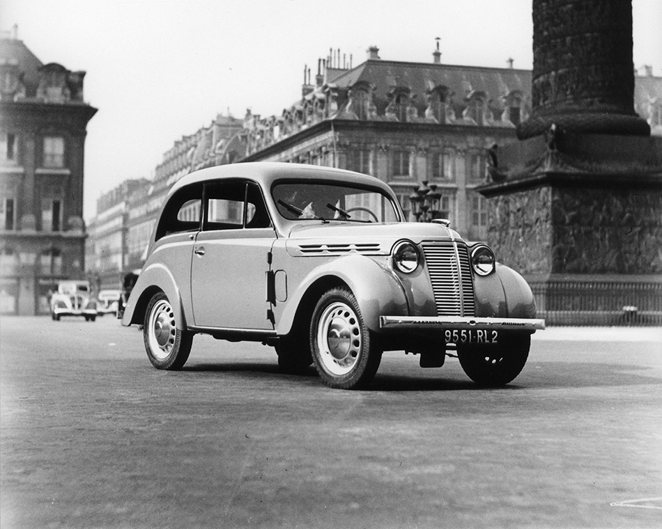 1937 Renault Juvaquatre Front Angle