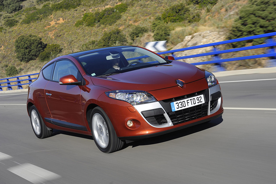 2008 Renault Megane Front Angle