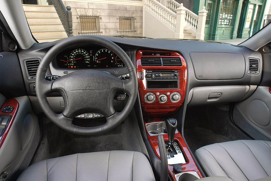 2004 Mitsubishi Diamante Interior
