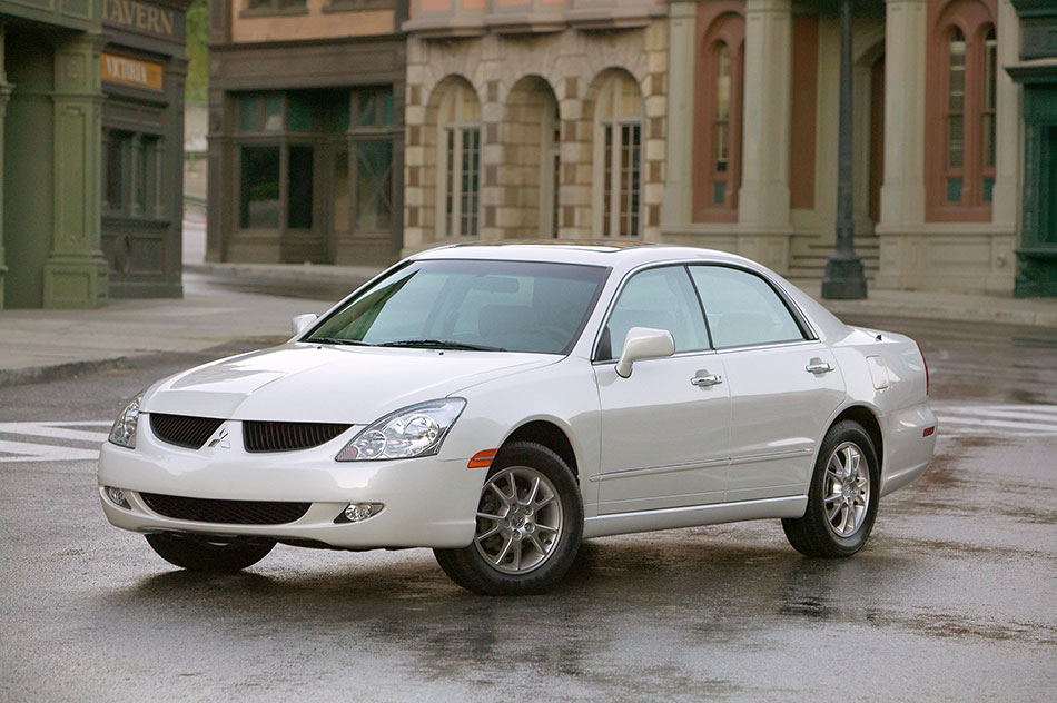 2004 Mitsubishi Diamante Front Angle