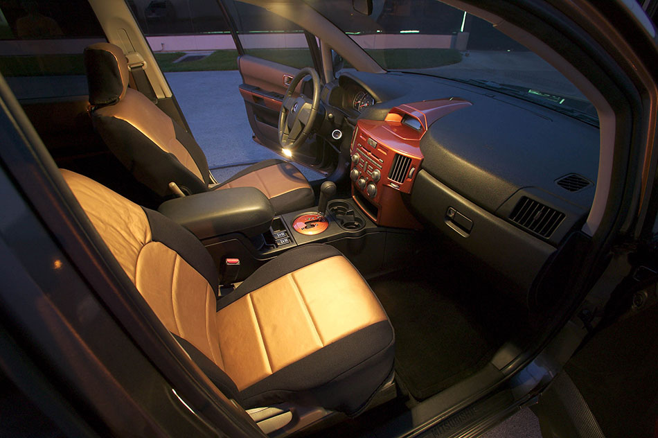 2004 Mitsubishi Endeavor Interior