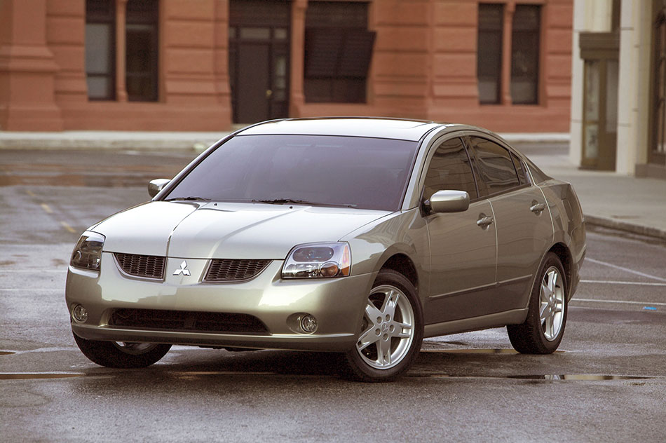 2004 Mitsubishi Galant Front Angle