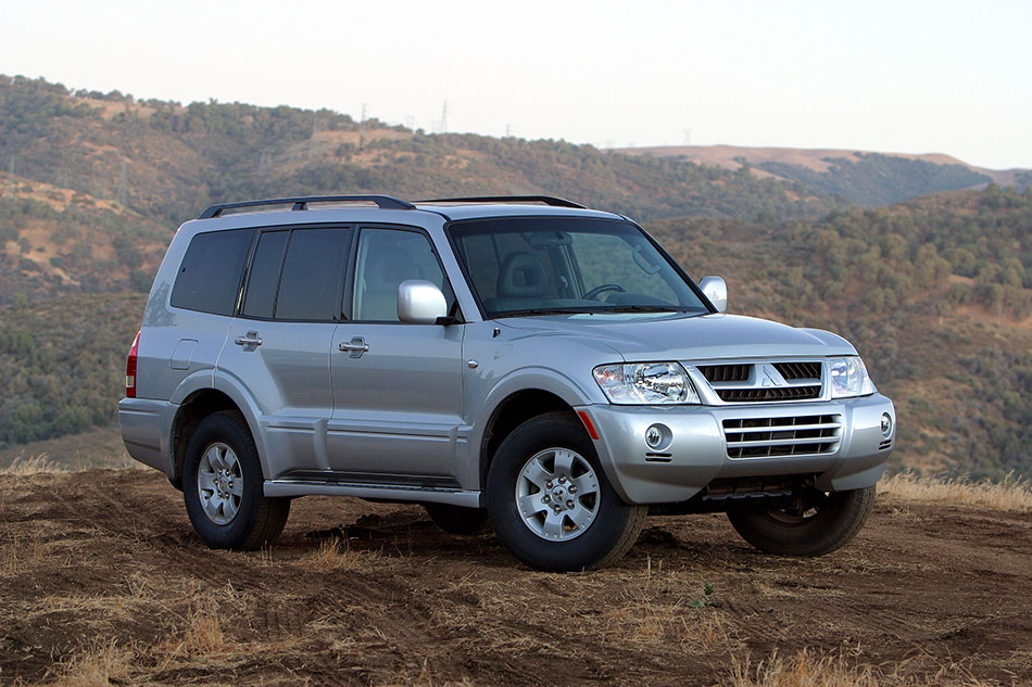 2004 Mitsubishi Montero Front Angle