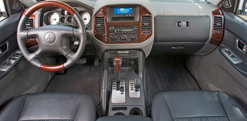 2006 Mitsubishi Montero Interior