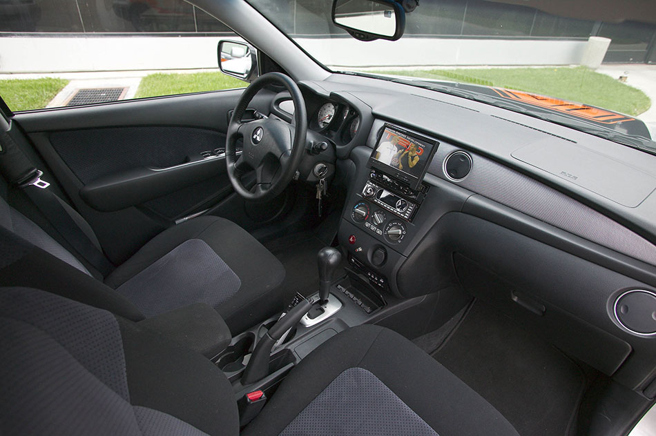 2004 Mitsubishi Outlander Interior