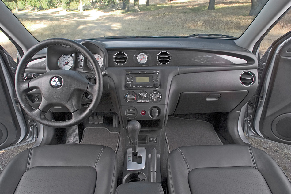 2005 Mitsubishi Outlander Interior