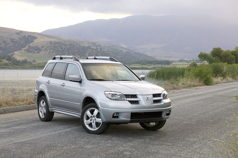 2005 Mitsubishi Outlander Front Angle