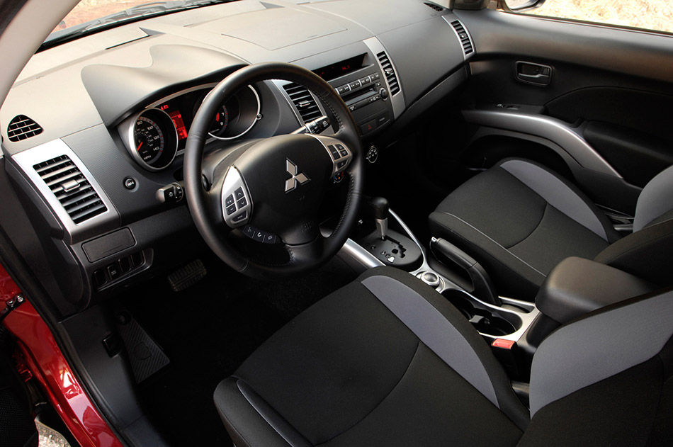 2009 Mitsubishi Outlander Interior