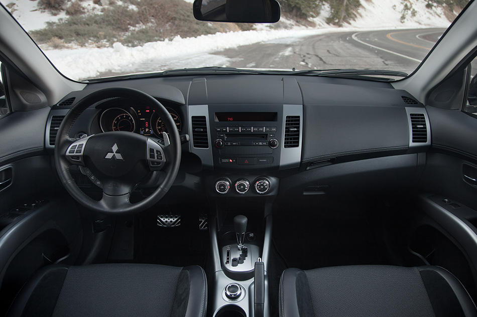 2011 Mitsubishi Outlander Interior