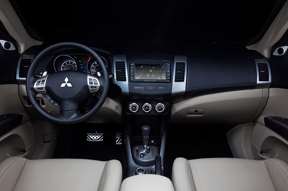 2013 Mitsubishi Outlander Interior