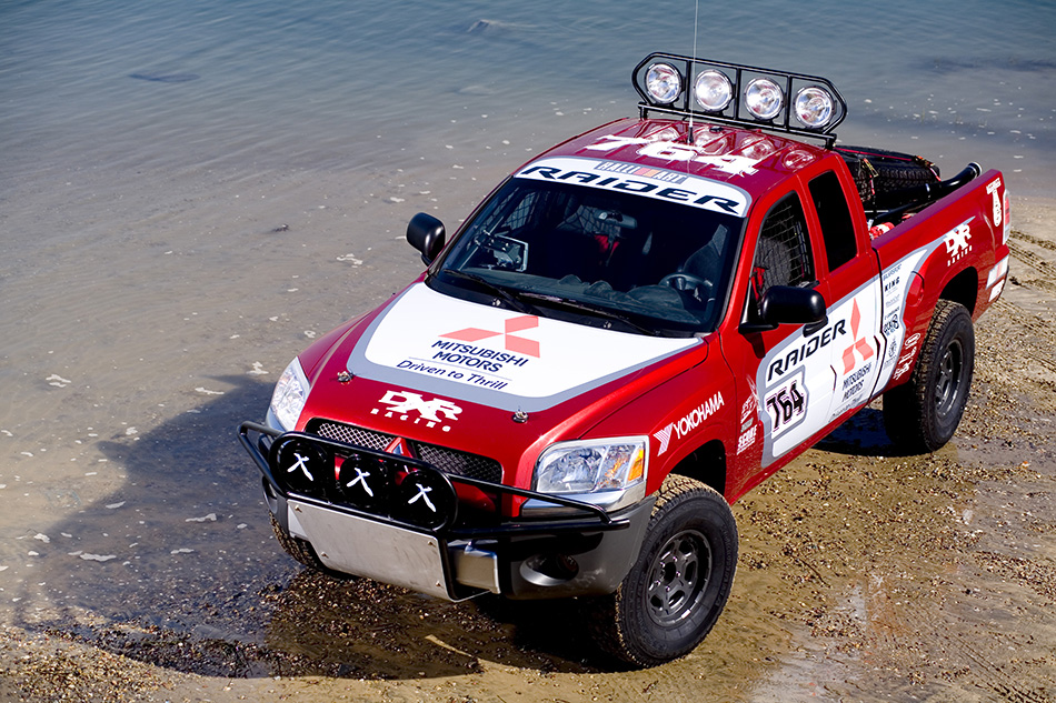 2007 Mitsubishi Raider Front Angle