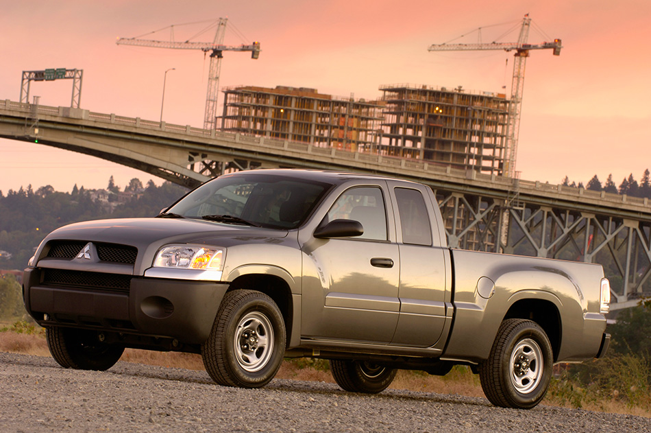 2009 Mitsubishi Raider Front Angle