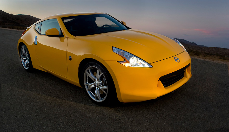 2010 Nissan 370Z Coupe Front Angle