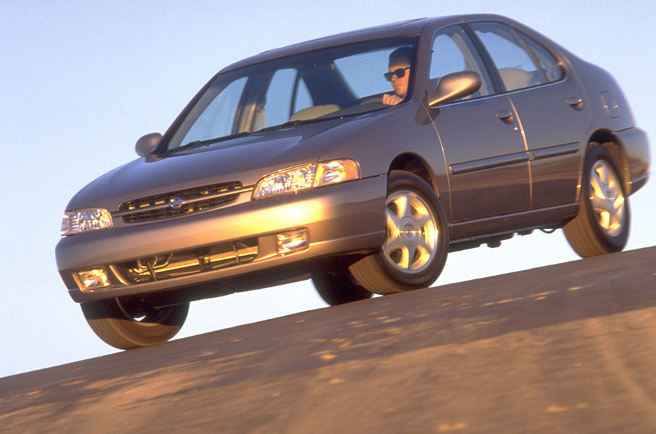 1999 Nissan Altima Front Angle