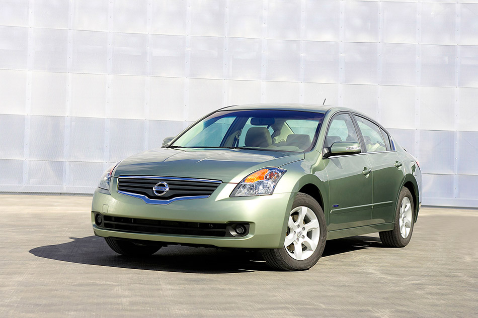 2009 Nissan Altima Hybrid Front Angle