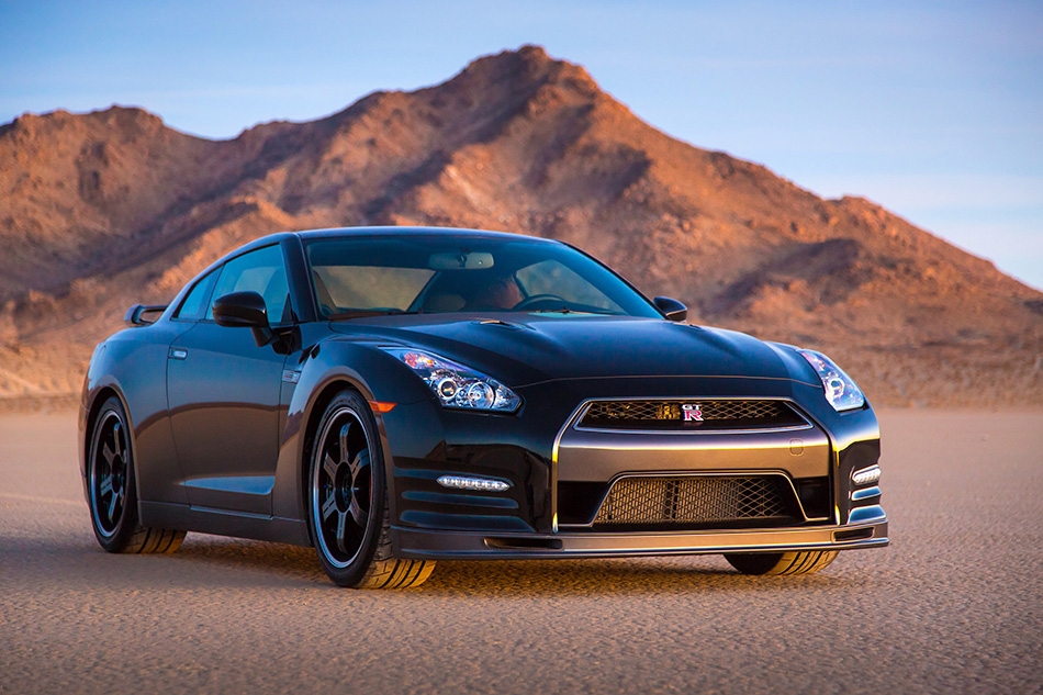 2014 Nissan GT-R Front Angle