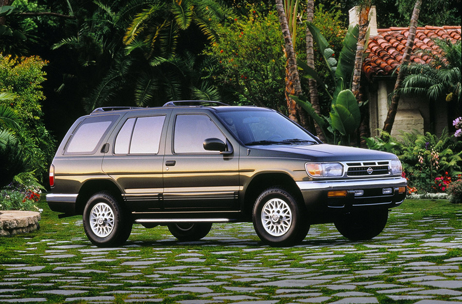1997 Nissan Pathfinder Front Angle