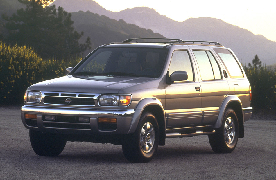 1999 Nissan Pathfinder Front Angle