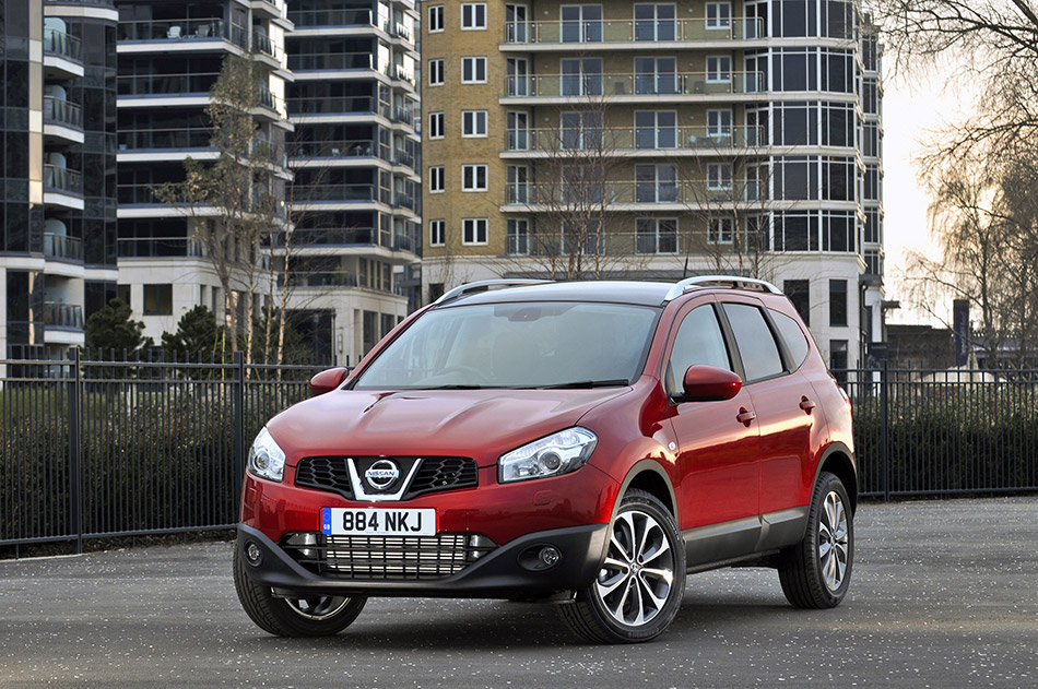 2012 Nissan Qashqai+2 Front Angle