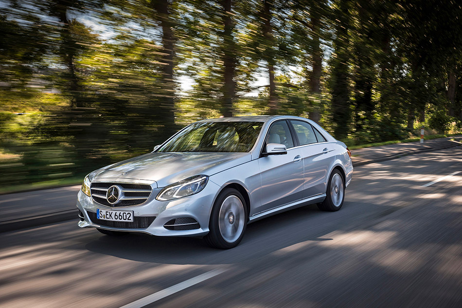 2013 Mercedes-Benz E220 BlueTEC Front Angle