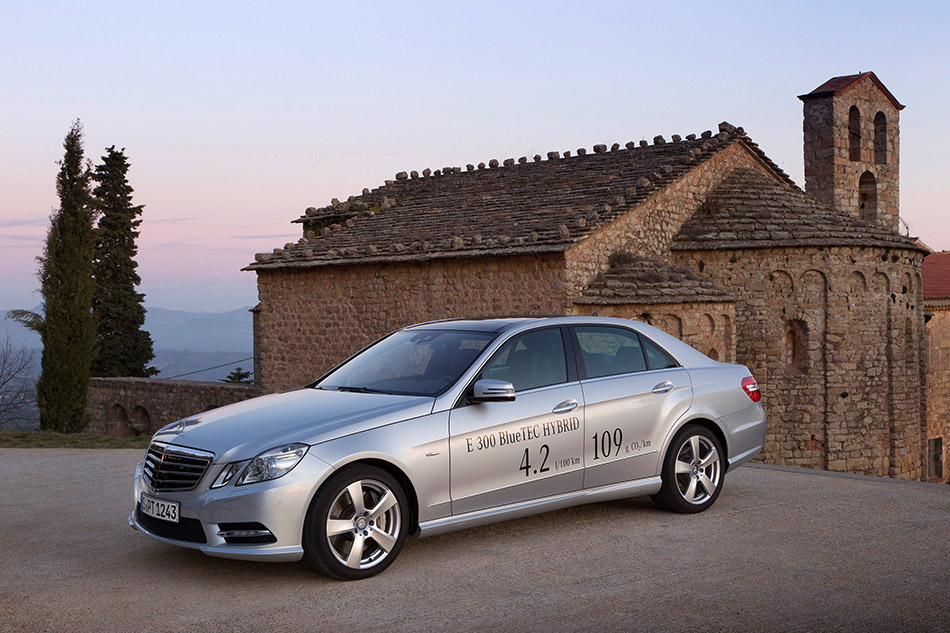 2013 Mercedes-Benz E300 BlueTEC HYBRID Front Angle