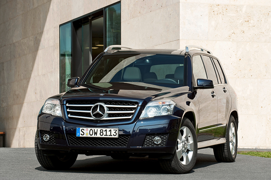 2010 Mercedes-Benz GLK-Class Front Angle