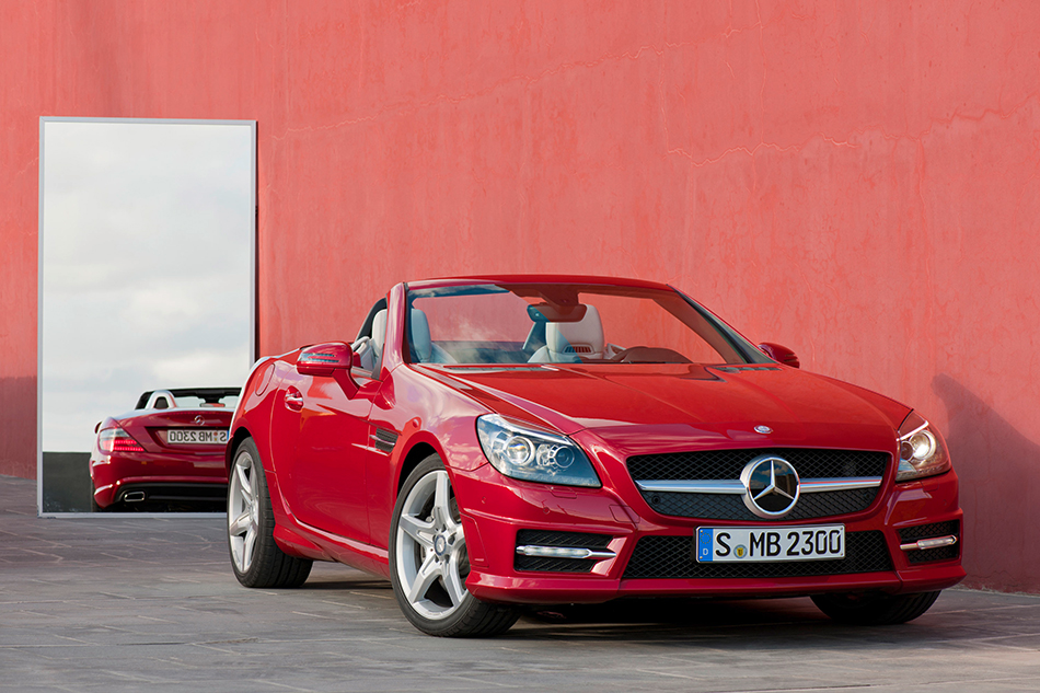 2012 Mercedes-Benz SLK350 Front Angle