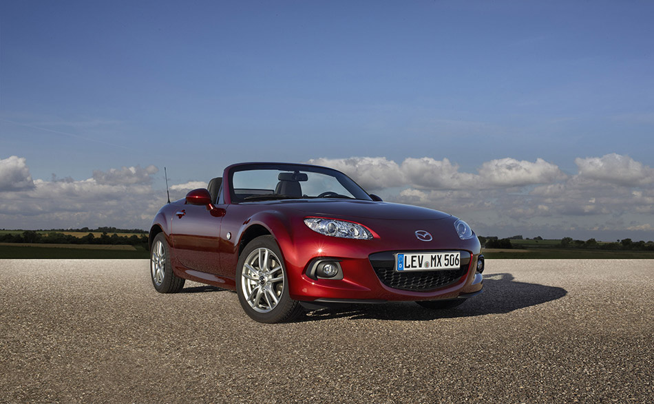 2013 Mazda MX-5 Roadster Coupe Front Angle